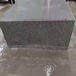 安徽芝麻白毛板荒料切割