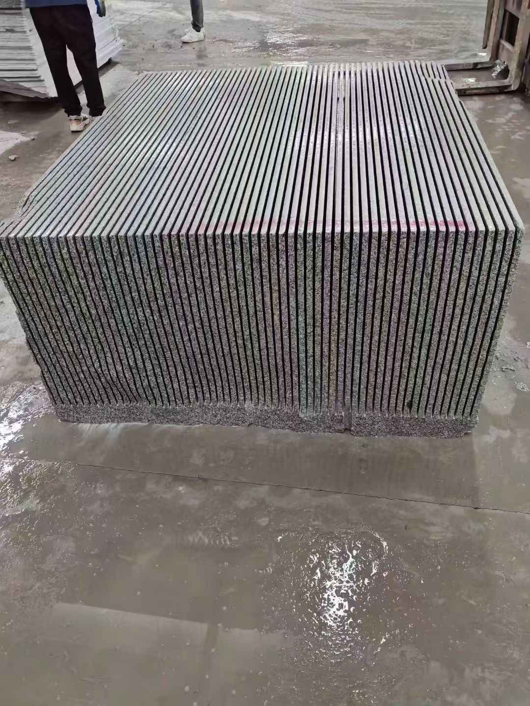 安徽芝麻白毛板荒料切割